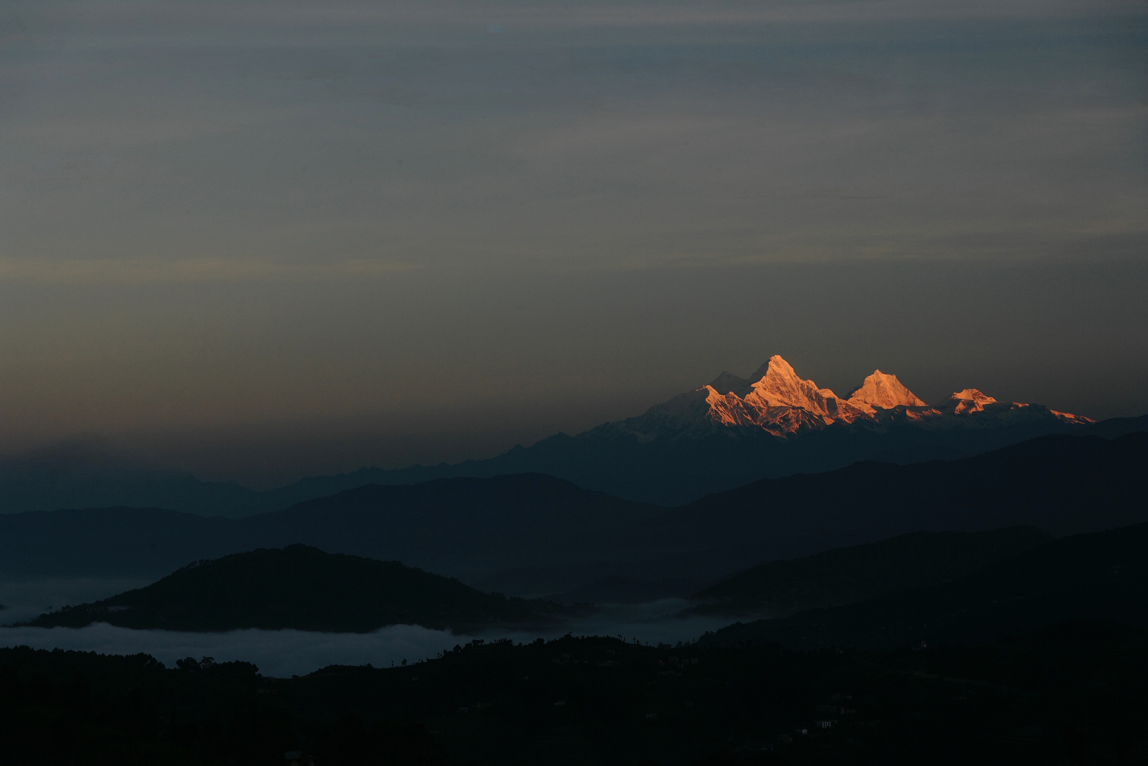 Manaslu au lever du soleil, vu de Namo Buddha, dans l’Himalaya, 2004. Photo : Matthieu Ricard.