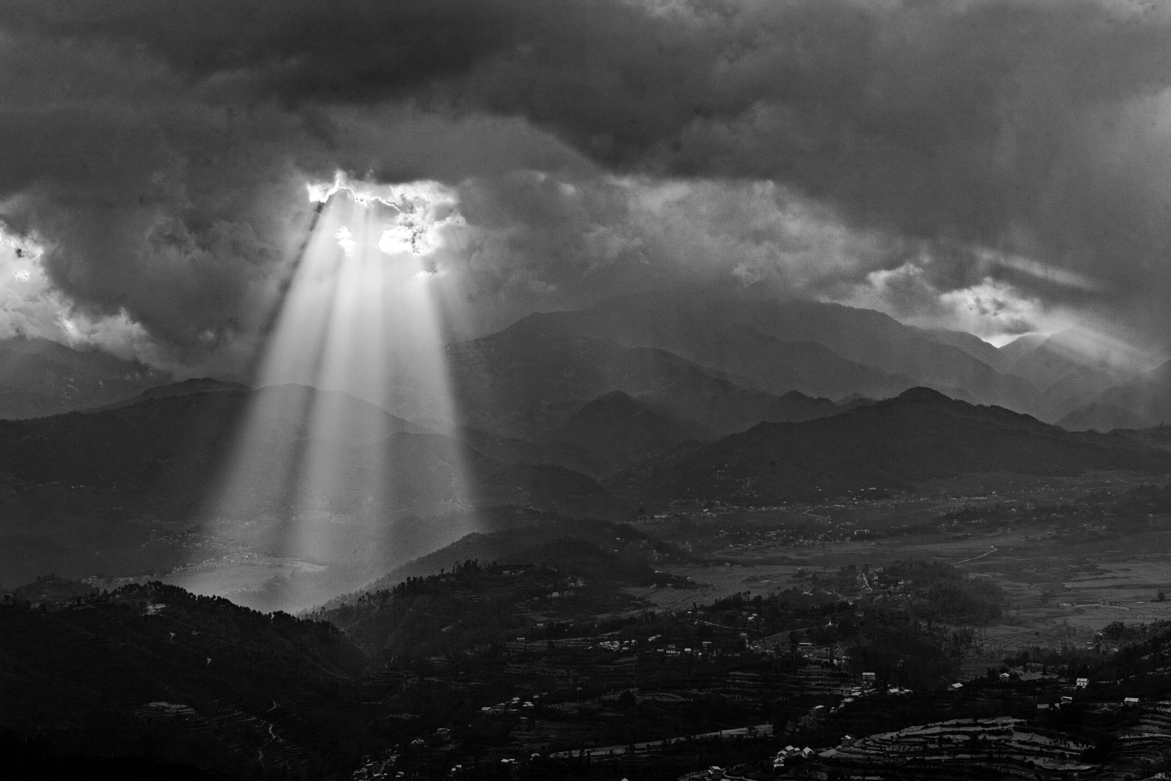 Lumière de l’après-midi sur les collines de l'Himalaya, Namo Buddha, Népal, janvier 2008. Photo : Matthieu Ricard.